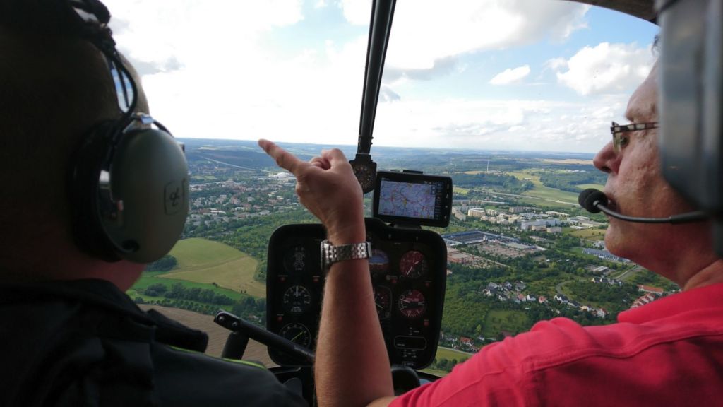 Blick aus dem Hubschrauber-Cockpit