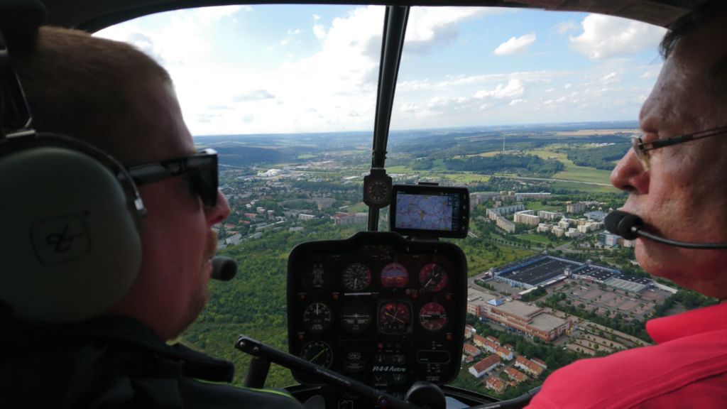 Hubschrauberflug: Blick aus dem Cockpit