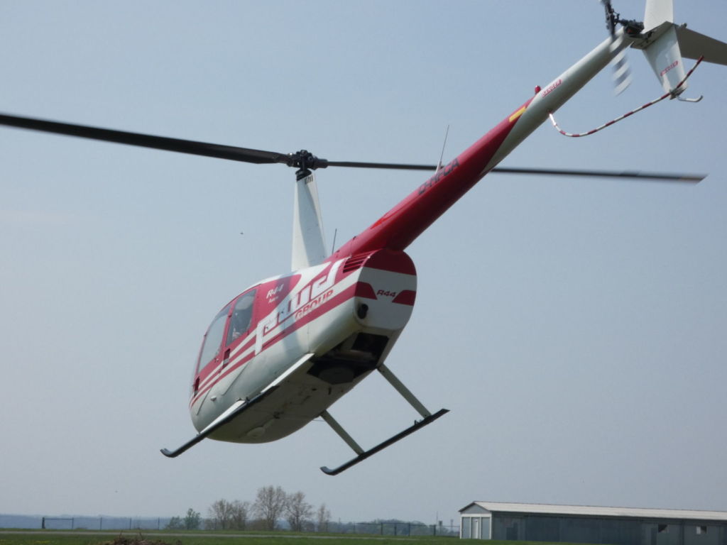 Robinson R44 Hubschrauber kurz nach dem Abheben